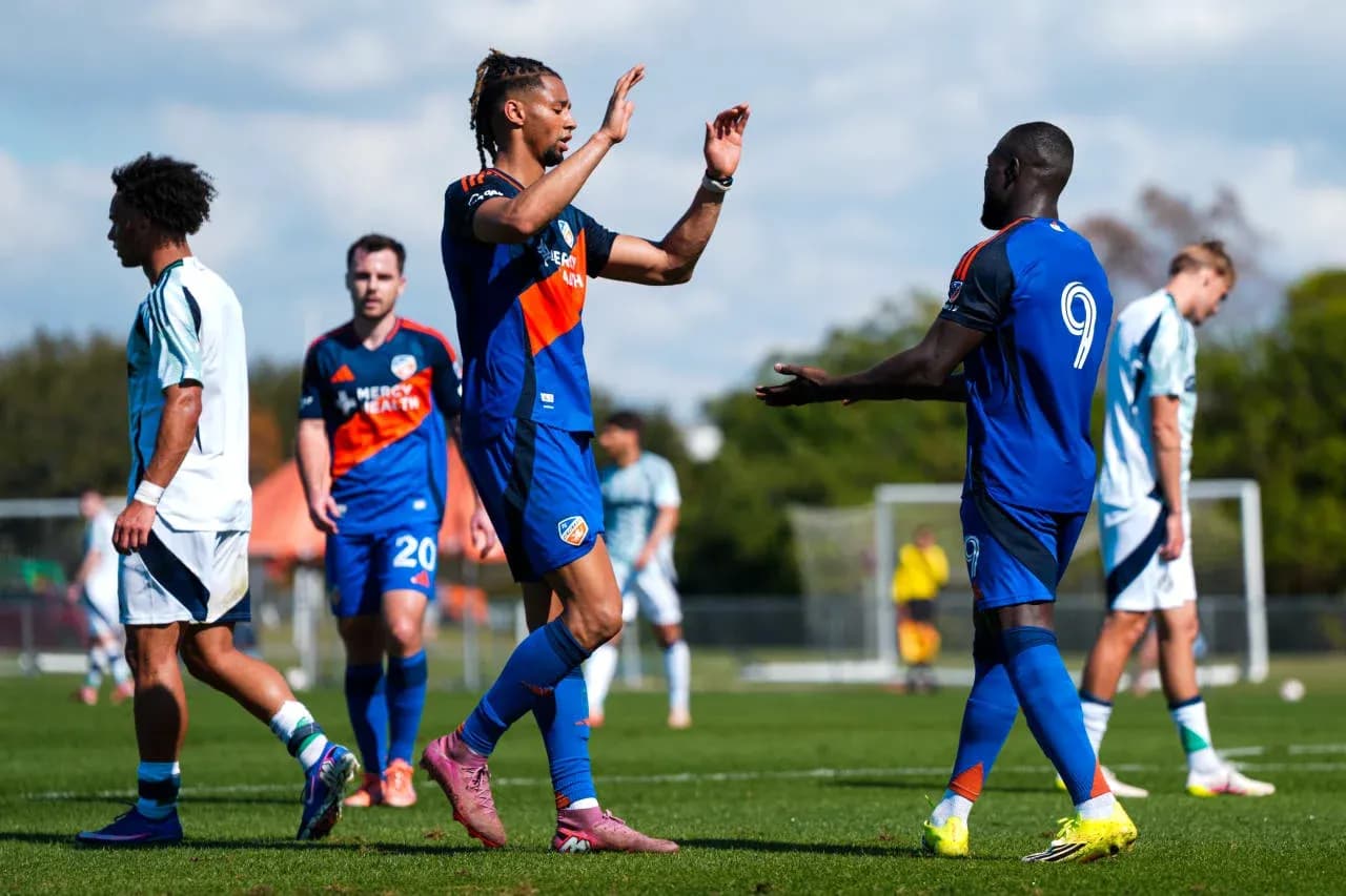 Jugadores de FC Cincinnati II celebrando un gol