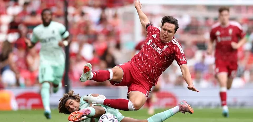 Jugador de Liverpool cae sobre oponente en el suelo
