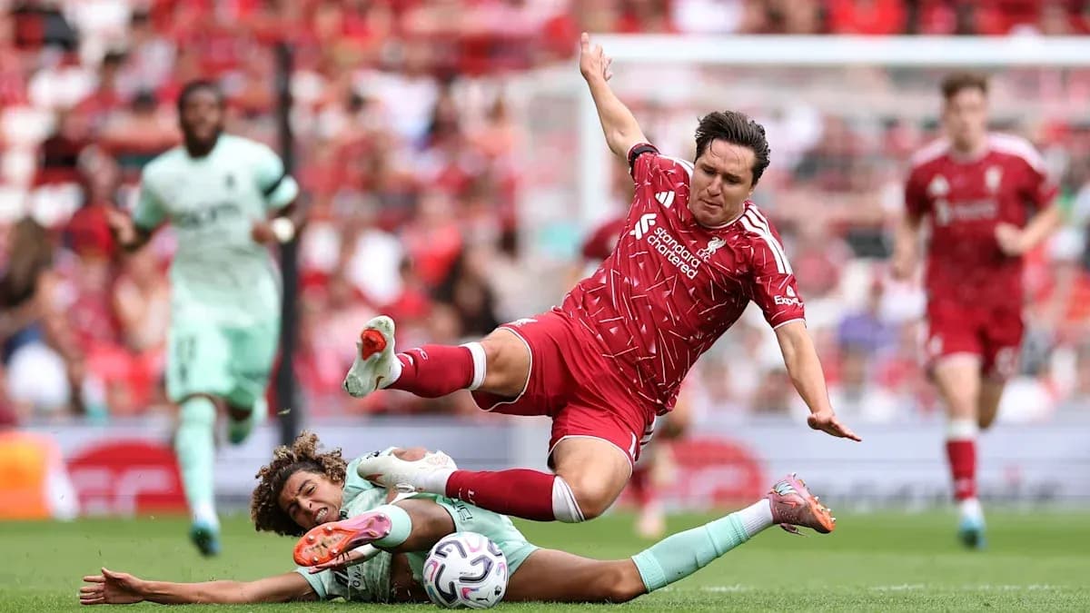 Jugador de Liverpool cae sobre oponente en el suelo