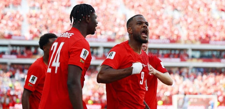 Jugadores de Canadá celebrando un gol