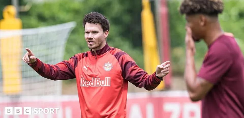 Entrenador dirigiendo a un jugador en entrenamiento