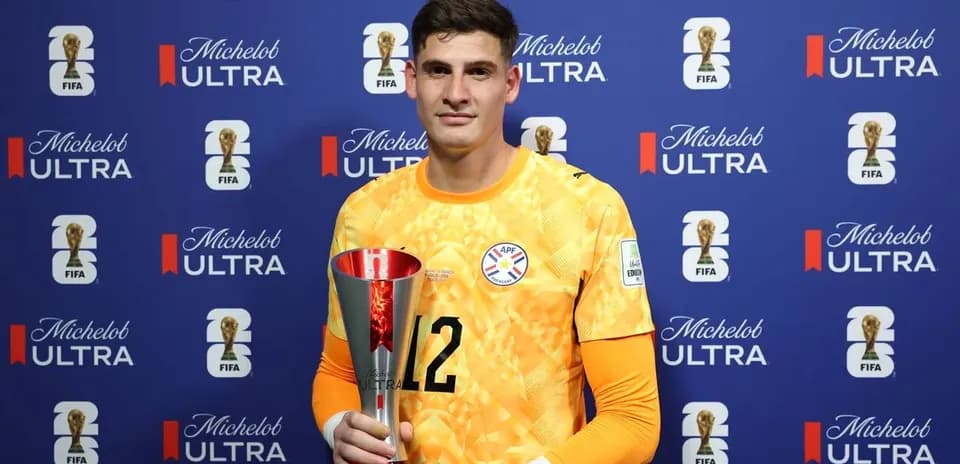 Portero sosteniendo trofeo en conferencia de prensa