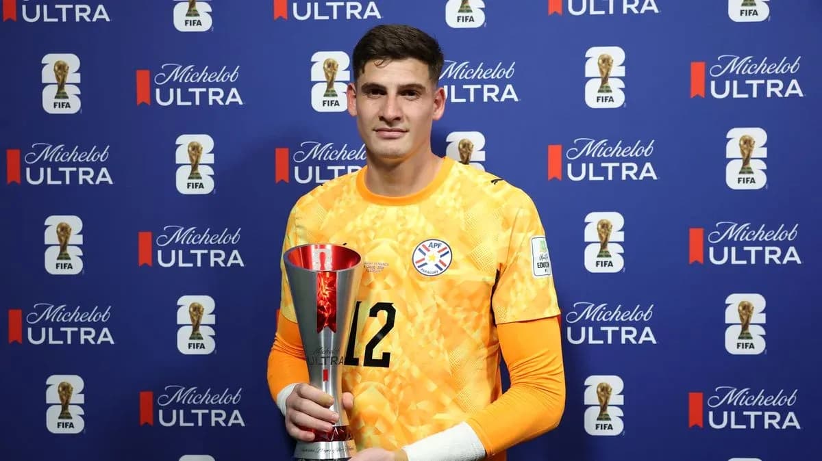 Portero sosteniendo trofeo en conferencia de prensa