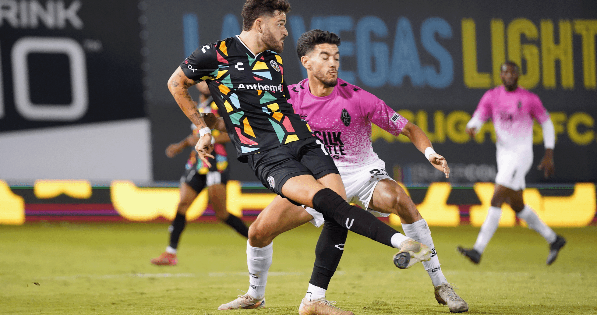 Jugadores compitiendo en el partido de fútbol