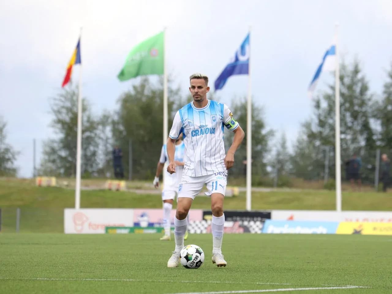 Jugador de Universitatea Craiova en el campo