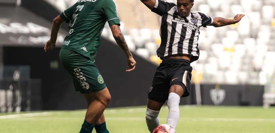 Jugador de Atletico-MG intentando despejar el balón