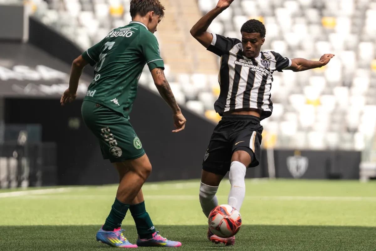 Jugador de Atletico-MG intentando despejar el balón