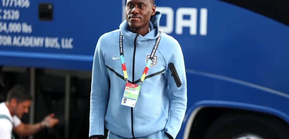 Jugador llegando al autobús en uniforme de entrenamiento
