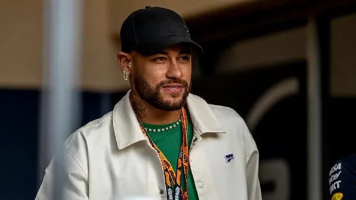Neymar vestido con chaqueta y gorra en evento