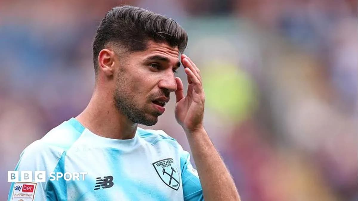 Jugador de West Ham United en uniforme durante el partido