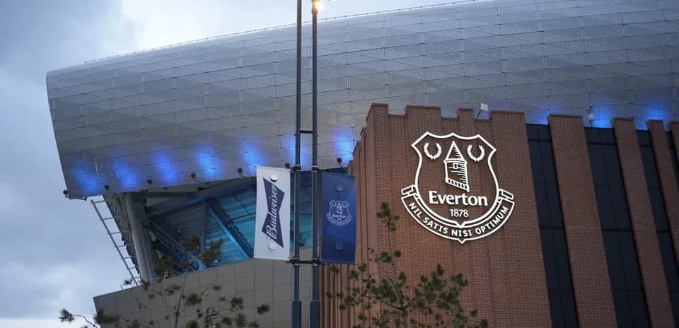 Fachada del estadio de Everton con logotipo iluminado