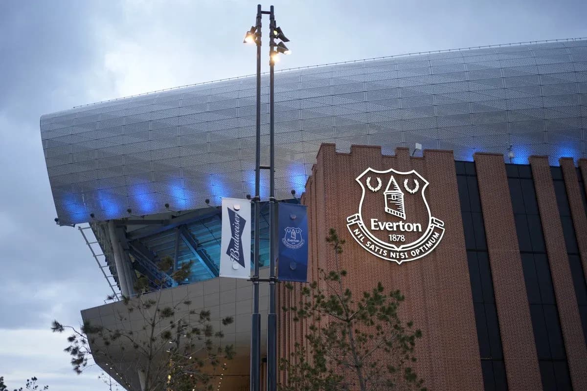 Fachada del estadio de Everton con logotipo iluminado