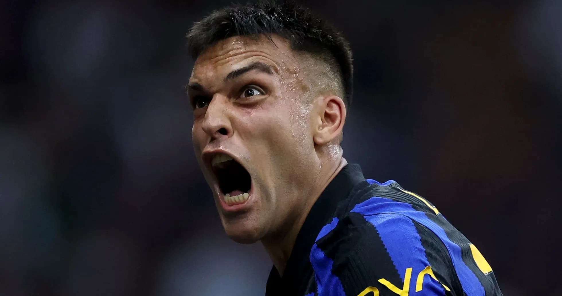 Jugador celebrando un gol con entusiasmo