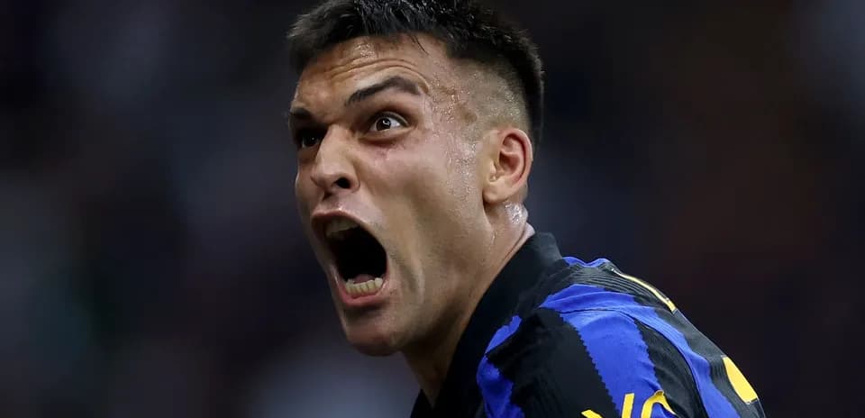 Jugador celebrando un gol con entusiasmo