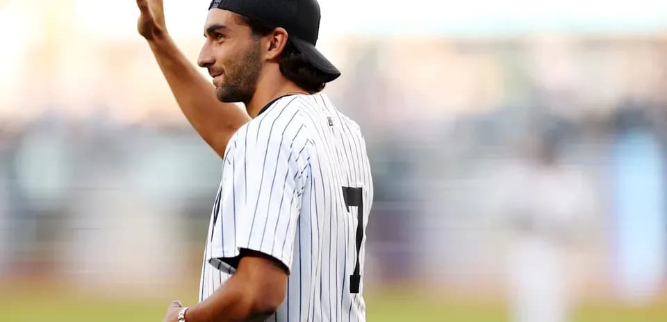 Jugador saludando en el campo de béisbol