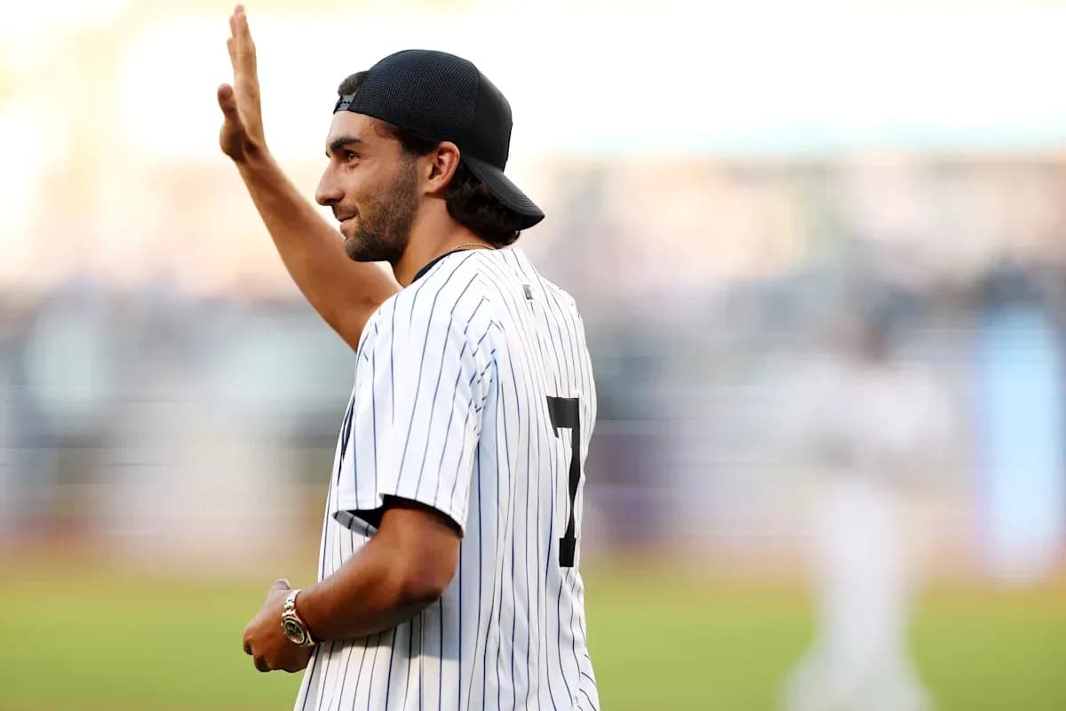 Jugador saludando en el campo de béisbol