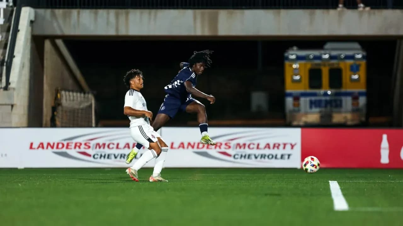 Jugador saltando durante el partido de fútbol