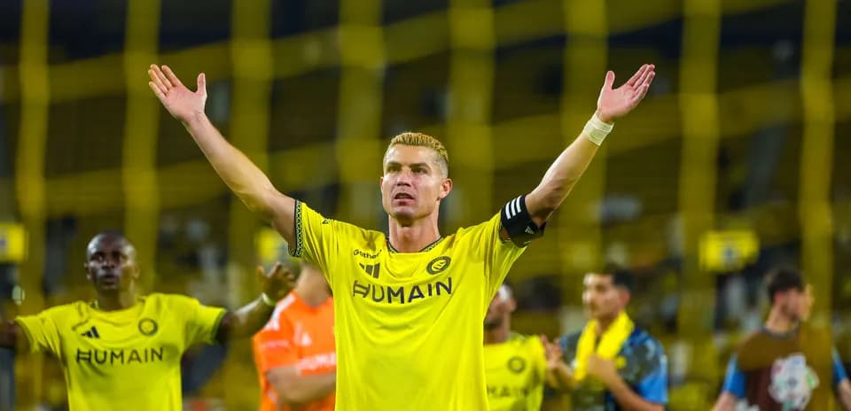 Jugador levantando los brazos en celebración tras partido