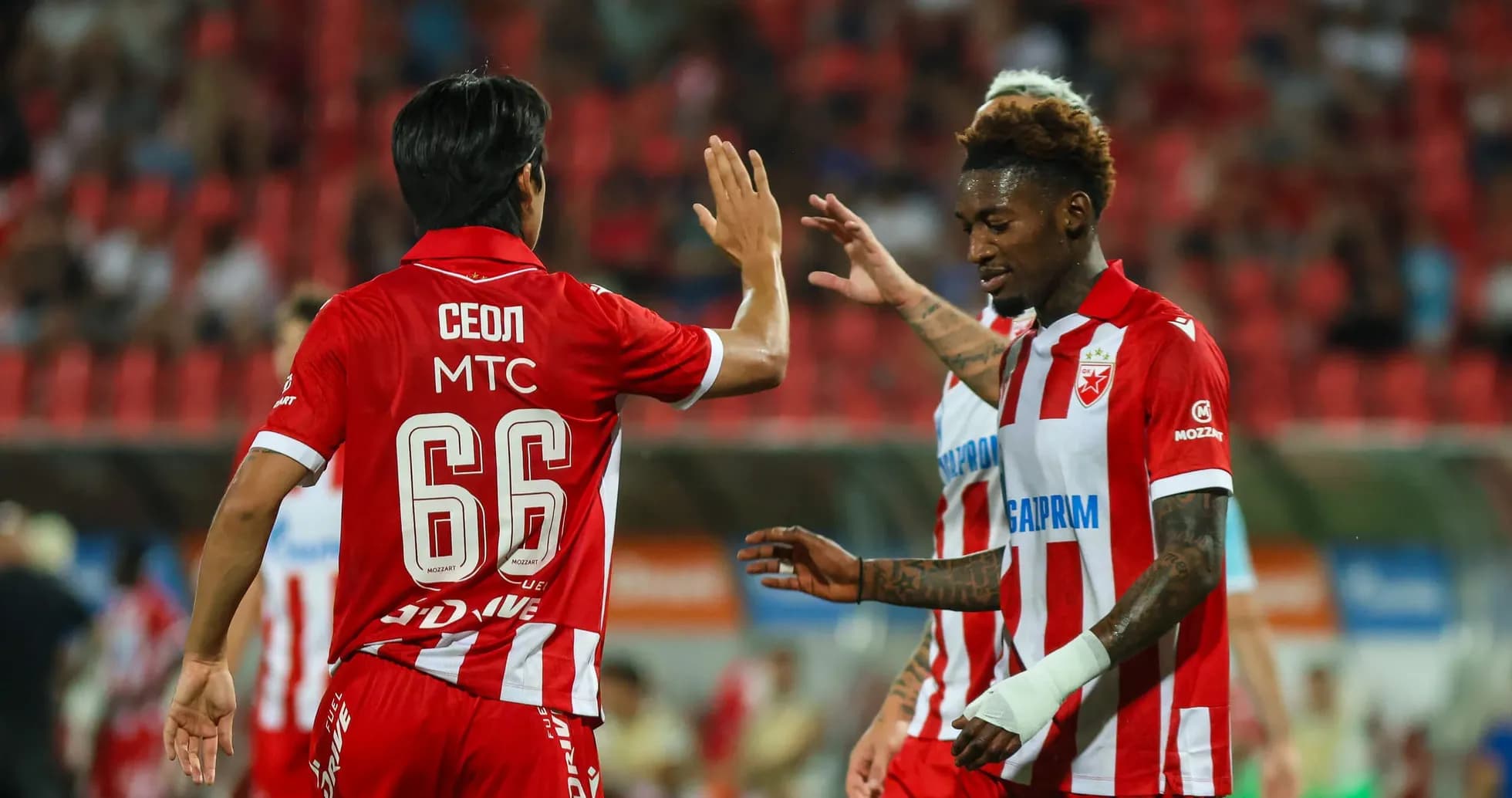 Jugadores de FK Crvena Zvezda celebrando un gol