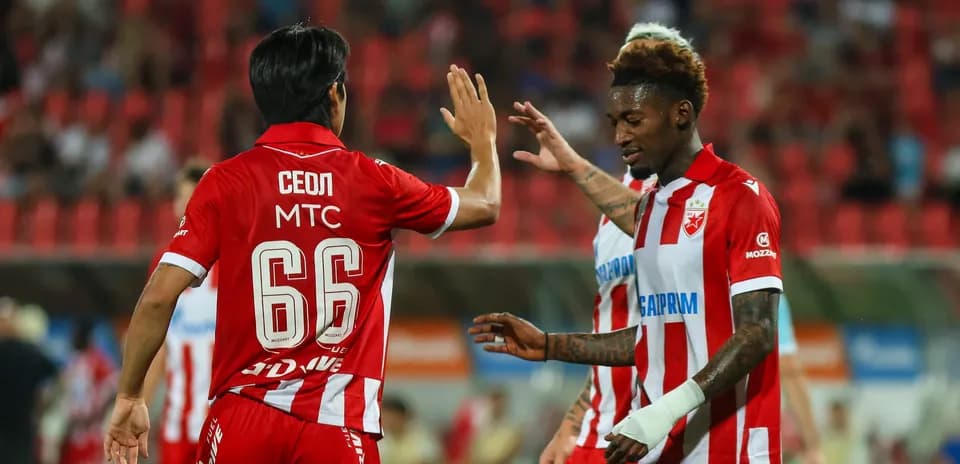 Jugadores de FK Crvena Zvezda celebrando un gol