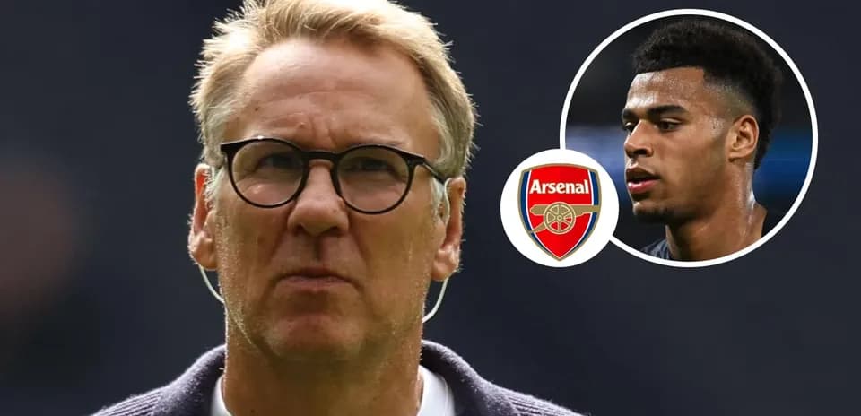 Entrenador de Arsenal con jugador destacado en imagen