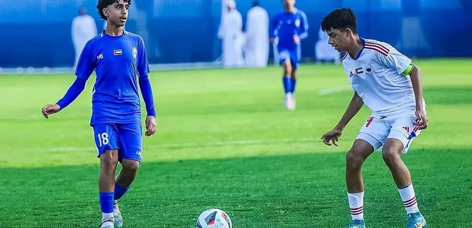 Jugadores en partido de fútbol Bani Yas U23 vs Al Jazira U23