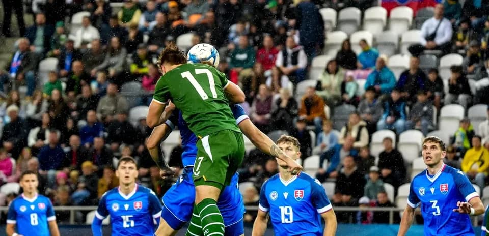 Jugador saltando para cabecear el balón en partido