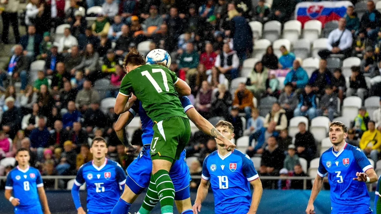 Jugador saltando para cabecear el balón en partido