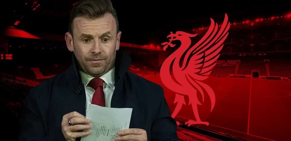 Persona sosteniendo un documento frente a Anfield