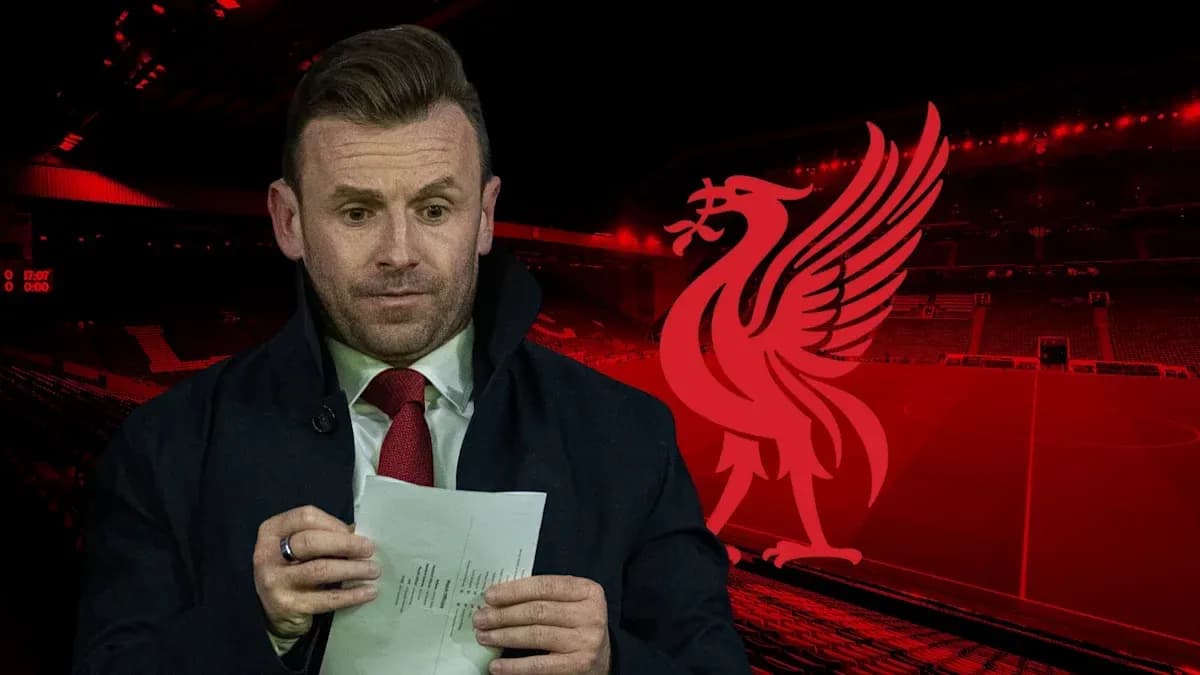 Persona sosteniendo un documento frente a Anfield