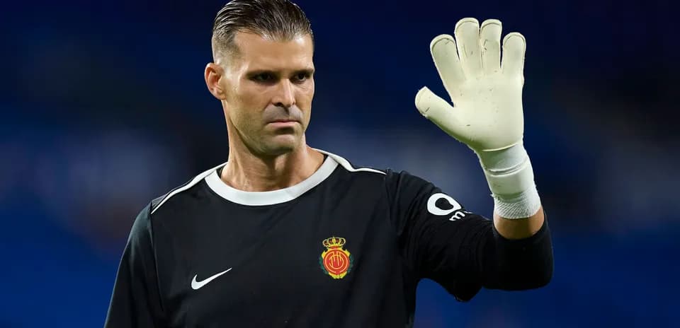 Portero saludando antes del inicio del partido