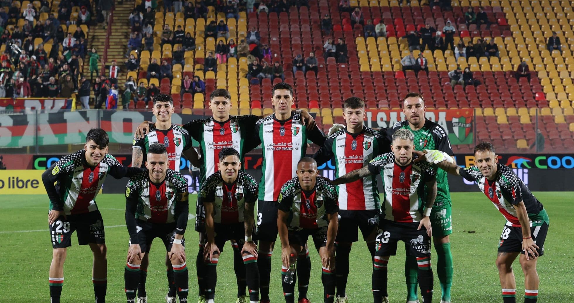 Jugadores de Palestino posando para la foto