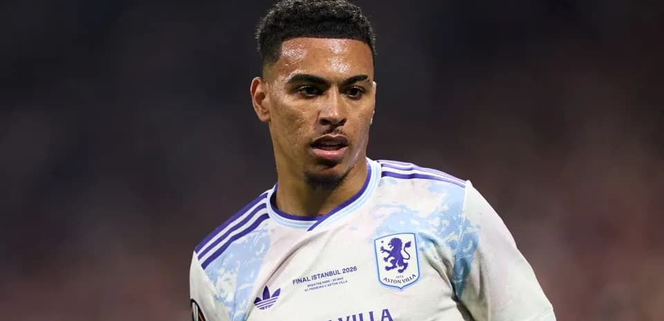 Jugador de Aston Villa durante un partido de fútbol
