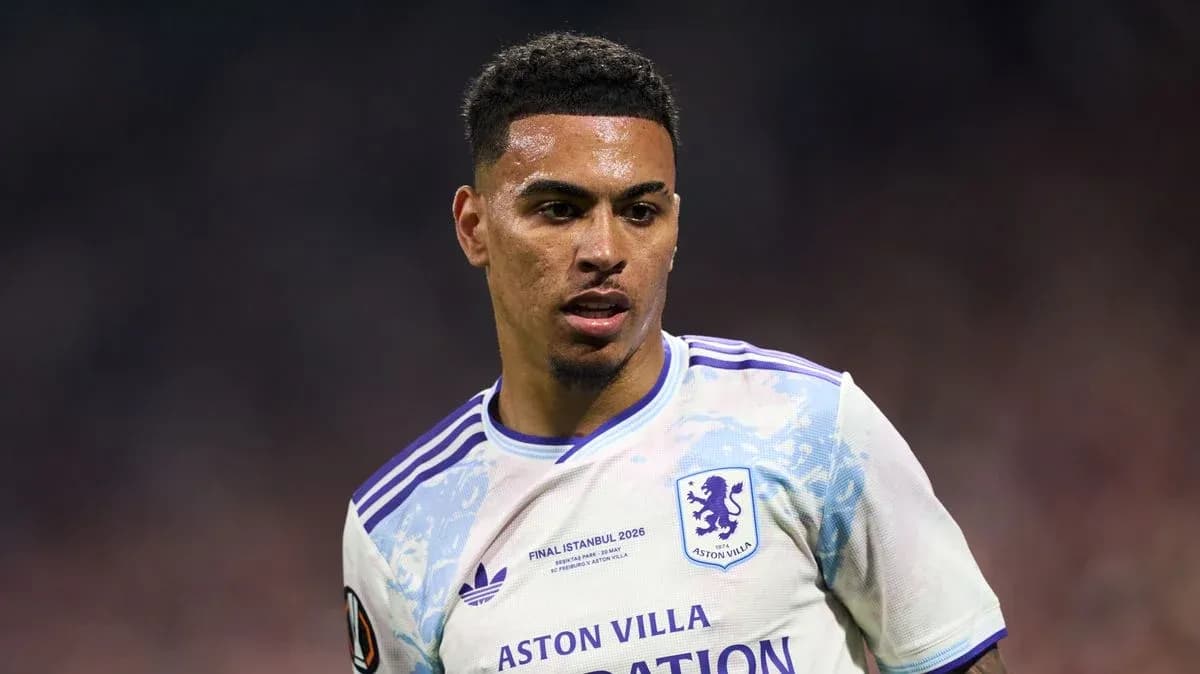 Jugador de Aston Villa durante un partido de fútbol