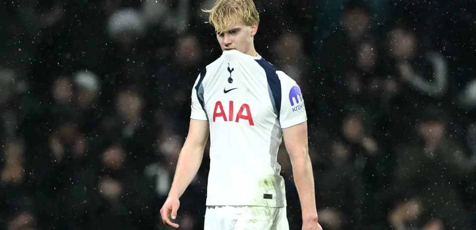 Jugador de Tottenham con camiseta sucia en partido