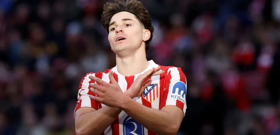 Jugador del Atlético de Madrid haciendo gesto en el campo