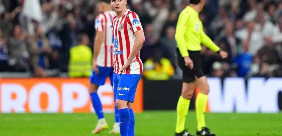 Jugador de Atlético de Madrid en el campo durante el partido