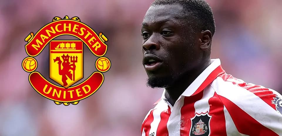 Jugador de Sunderland en acción con logo de Manchester United