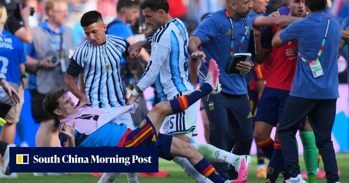 Jugadores de Argentina y España en conflicto durante partido