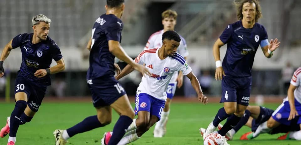 Jugadores de Pafos y Hajduk Split en acción