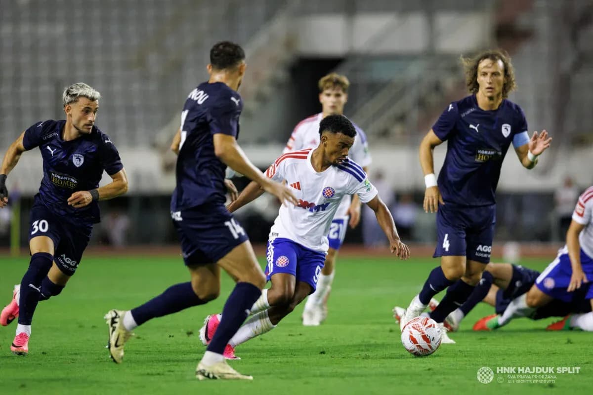 Jugadores de Pafos y Hajduk Split en acción