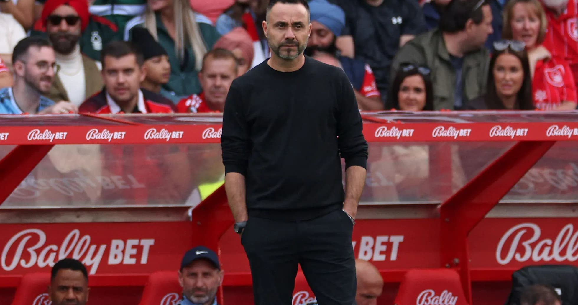 Entrenador observando desde la línea de banda