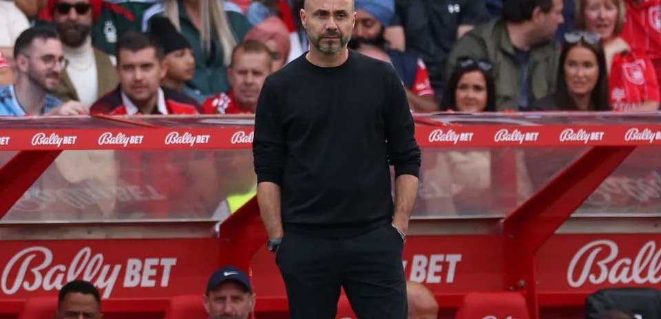 Entrenador observando desde la línea de banda