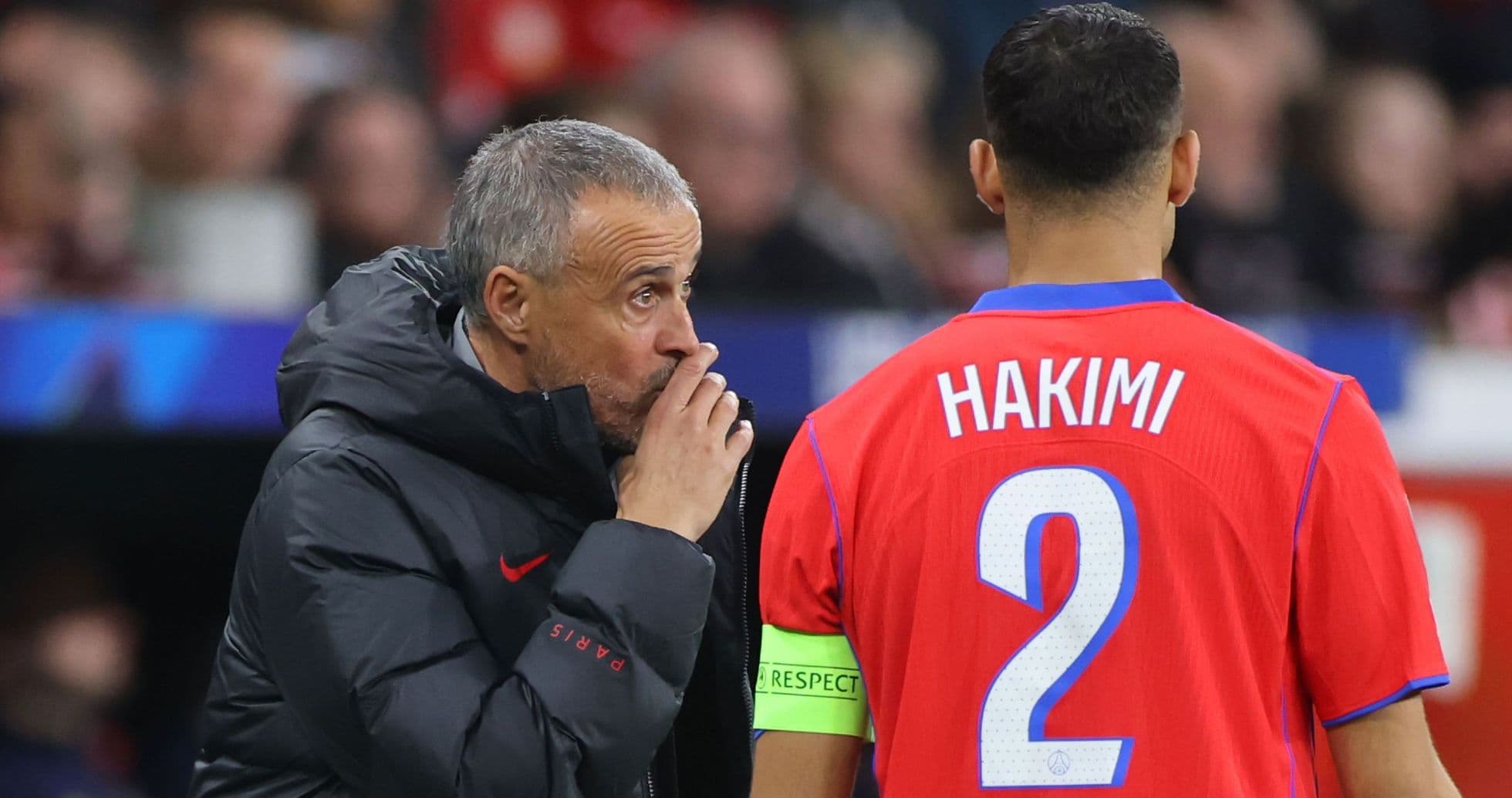 Entrenador hablando con Hakimi durante el partido