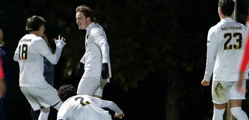 Jugadores de Michigan celebrando un gol en el campo