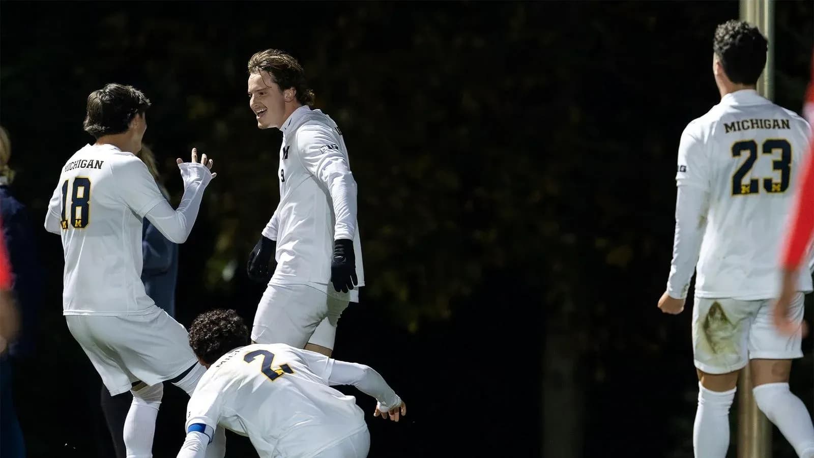 Jugadores de Michigan celebrando un gol en el campo