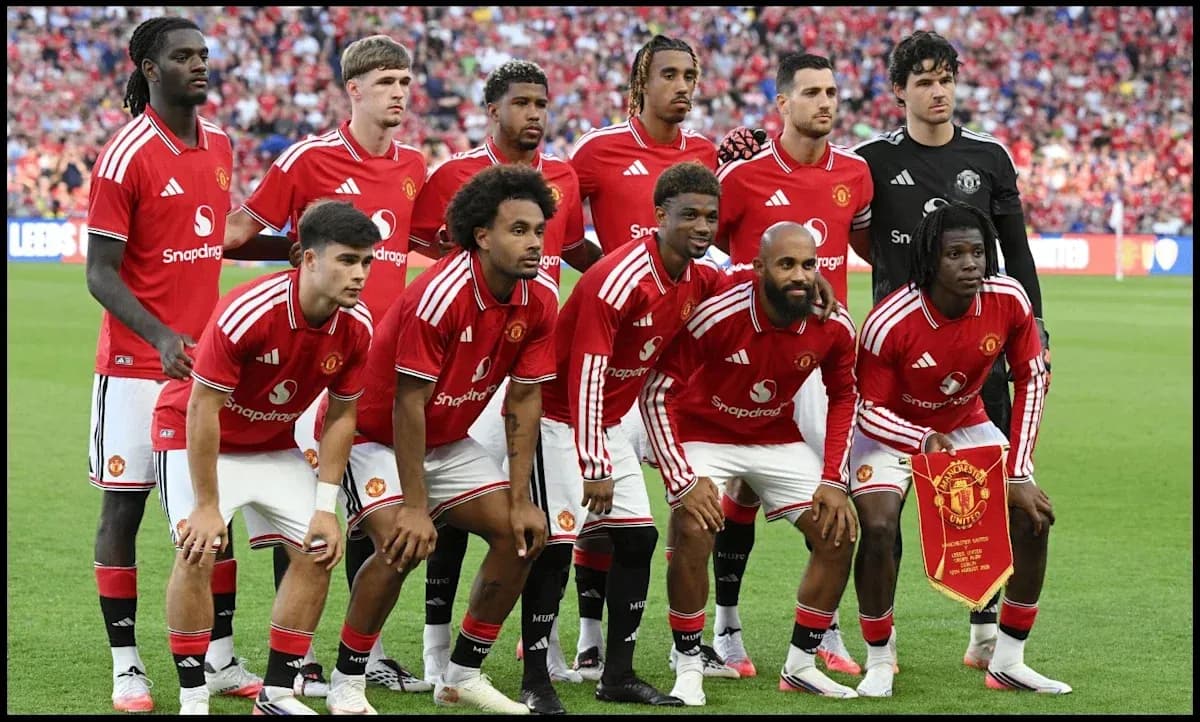 Equipo de Manchester United posando antes del partido