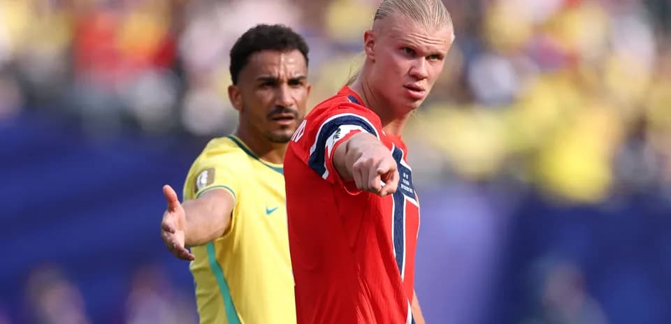 Jugadores de Noruega y Brasil en acción durante partido