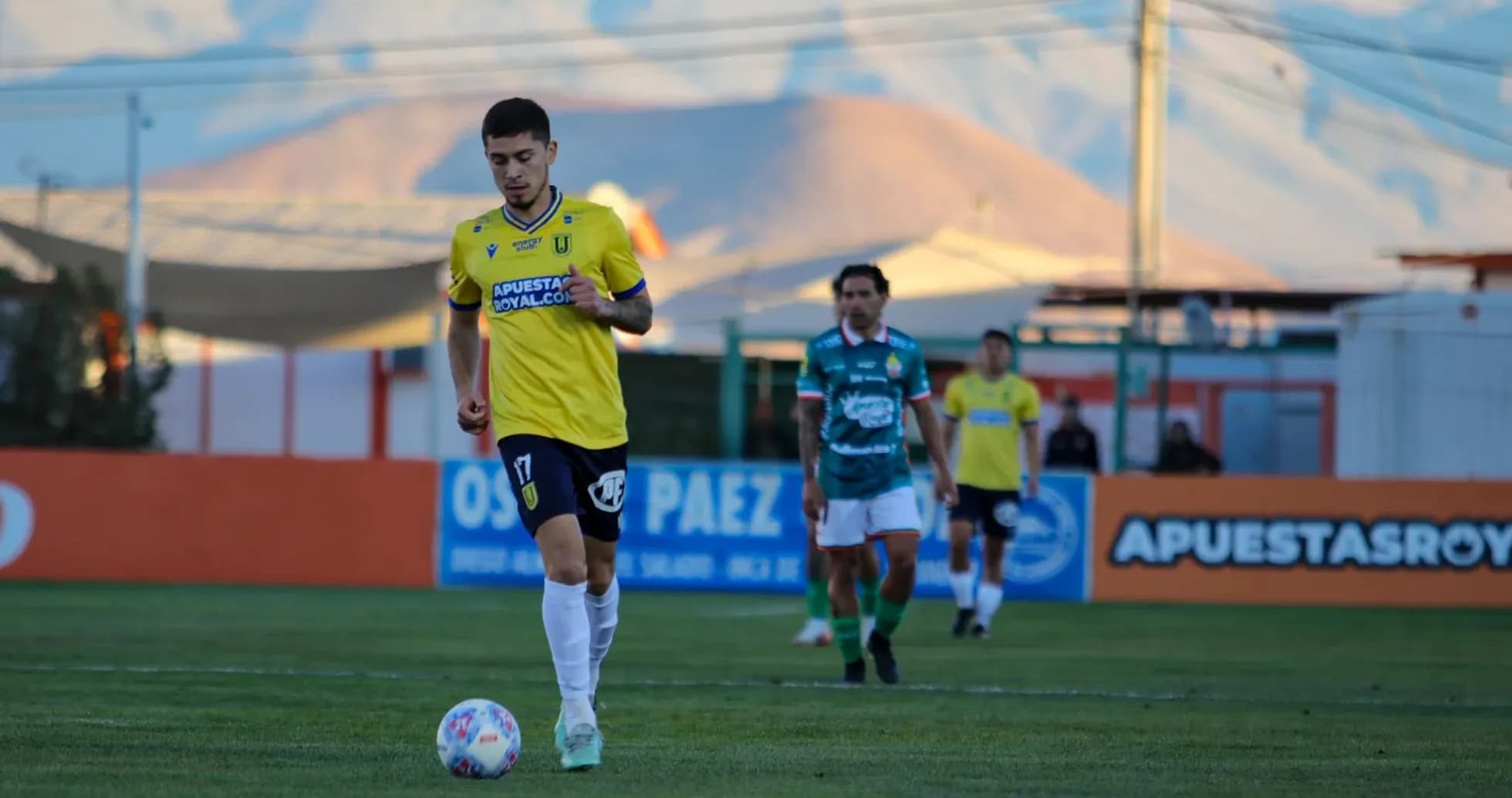 Jugador de Universidad de Concepción con balón