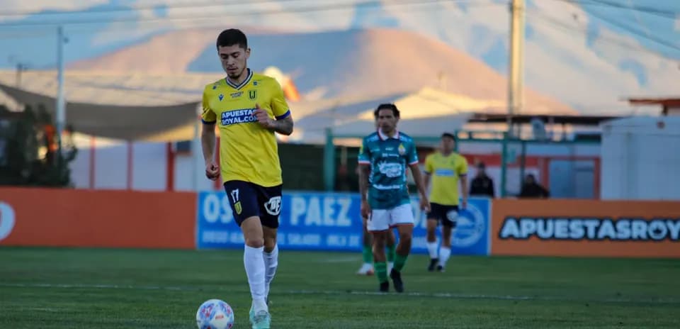 Jugador de Universidad de Concepción con balón